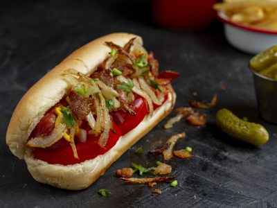 12_2 pyszny-hot-dog-z-wysokim-katem-z-cebula 12_2 pyszny-hot-dog-z-wysokim-katem-z-cebula