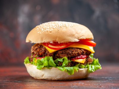 12_3 widok-z-przodu-smaczny-burger-miesny-z-serem-i-salatka-na-ciemnym-tle 12_3 widok-z-przodu-smaczny-burger-miesny-z-serem-i-salatka-na-ciemnym-tle